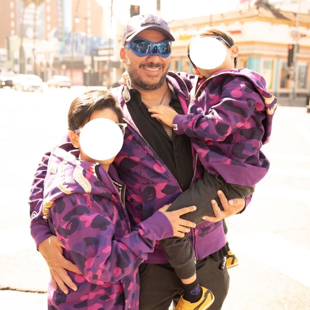 Alex Montiel con sus dos hijos, Luka y Dan.