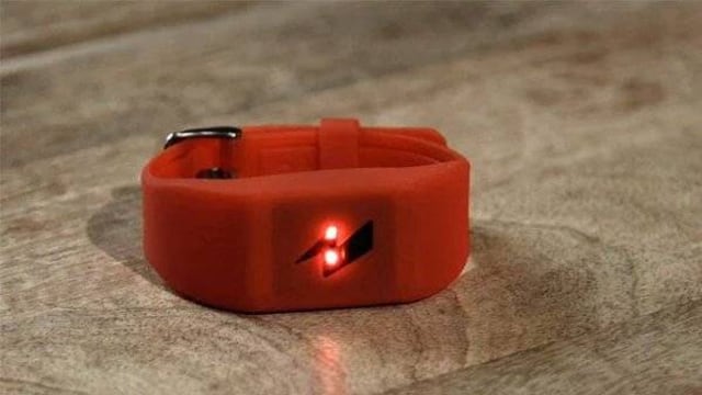 Inventan pulsera que emite descarga eléctrica si gastas de más
