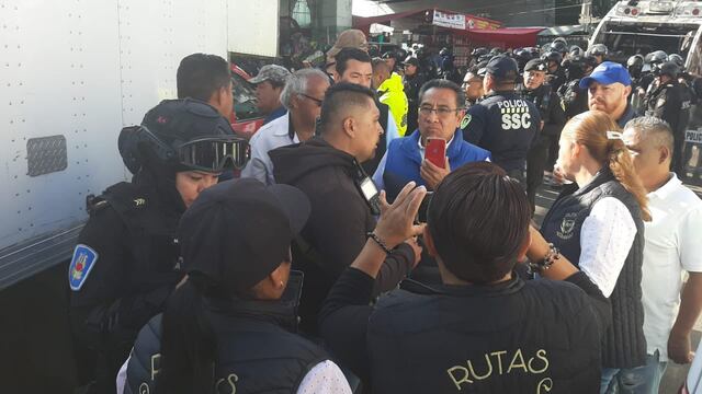 Transportistas realizan bloqueo en Calzada Ignacio Zaragoza