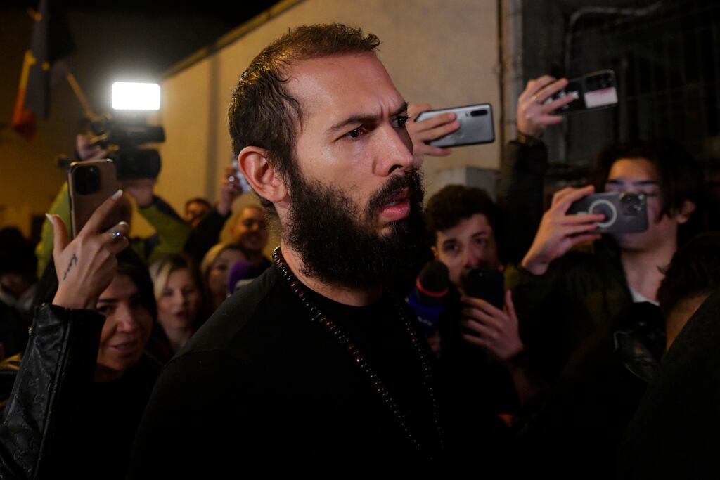 Andrew Tate saliendo de un centro de detención en Bucarest