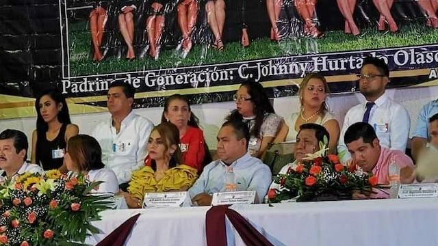 El líder criminal apareció junto al alcalde de Arcelia y a autoridades estatales.