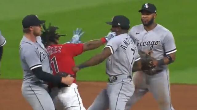 José Ramírez, tercera base de los Cleveland Guardians, noqueó a Tim Anderson, short stop de los Chicago White Sox.