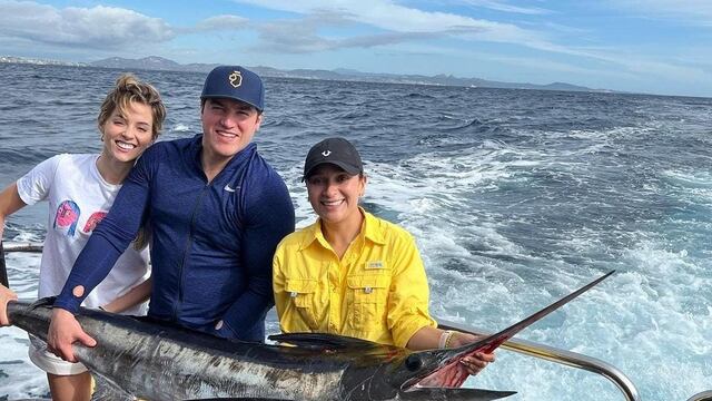 Samuel García y Mariana Rodríguez de pesca