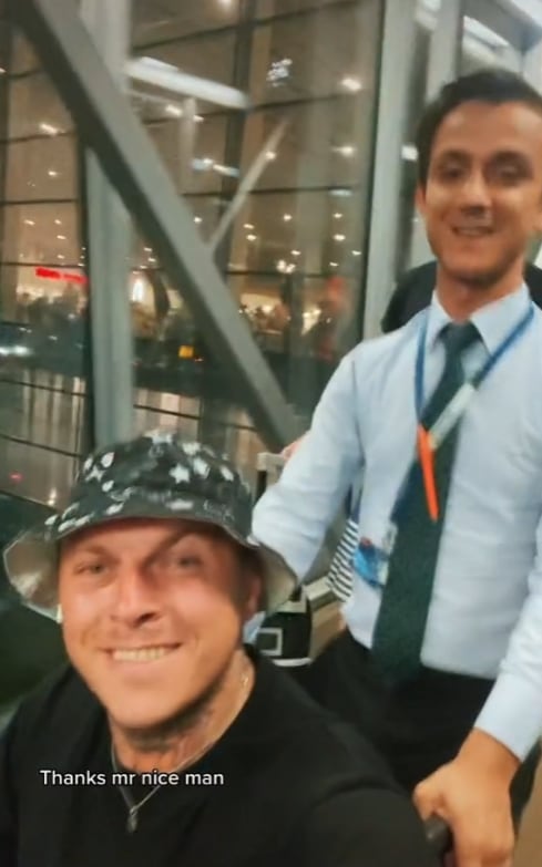 Tiktoker finge estar lesionado para librar la fila del aeropuerto