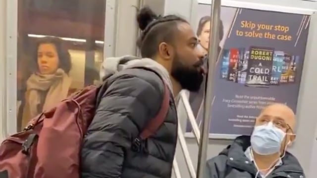 El 'youtuber' Princezee contaminando el Metro.