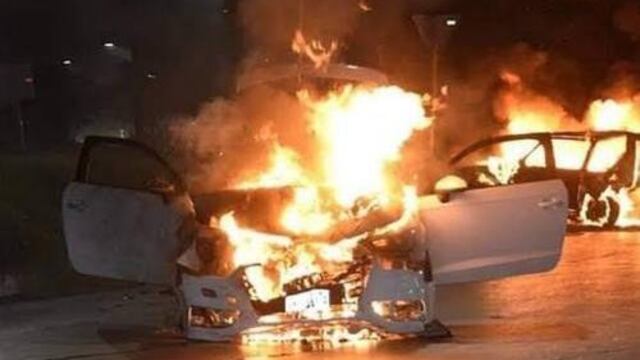 Autos incendiados.