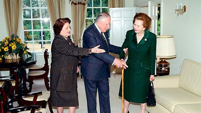 La vampira hiriart, su esposo Pinochet y la 'mamá' del dictador, Margaret Thatcher. 26  de marzo de 1999/ IAN JONES/POOL/AFP
