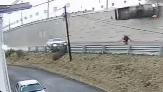 Hombre se salva de ser aplastado por una camioneta