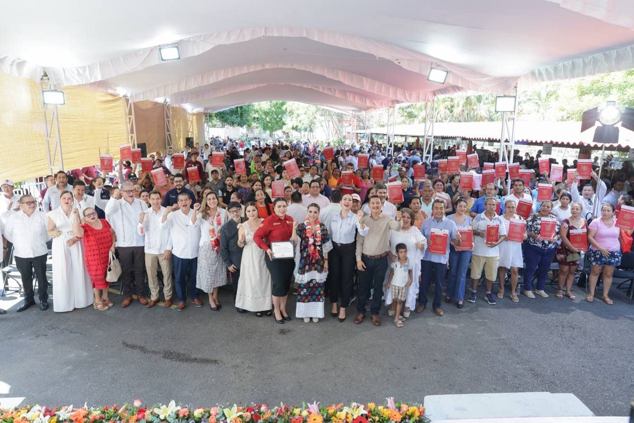 Evelyn Salgado otorga 520 escrituras y anuncia inversión millonaria en Zihuatanejo