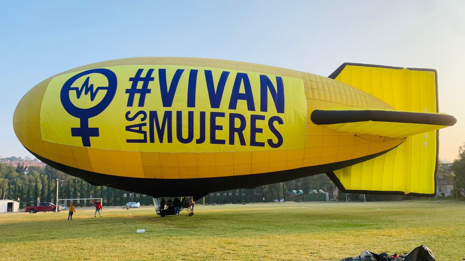 Zeppelin recorre el cielo con mensaje “¡Vivan las mujeres!”