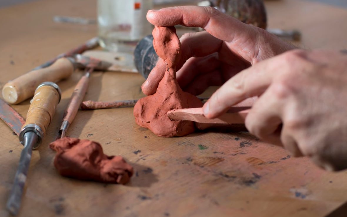 Manos trabajando arcilla