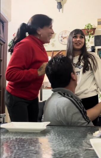 Se tatuó el nombre de su novia y la reacción de sus suegros sorprendió a TikTok