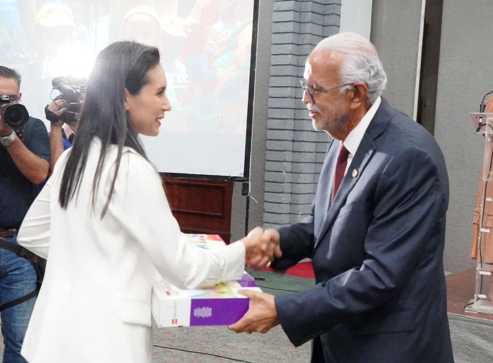 Miguel Ángel Navarro encabeza la entrega de becas de Robótica y materiales First Lego League Unearthed 2025-2026.