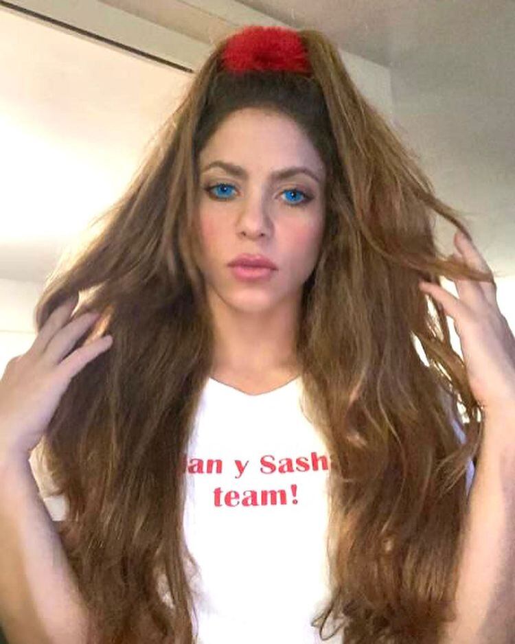 La cantante Shakira se viste de porrista para Halloween.
