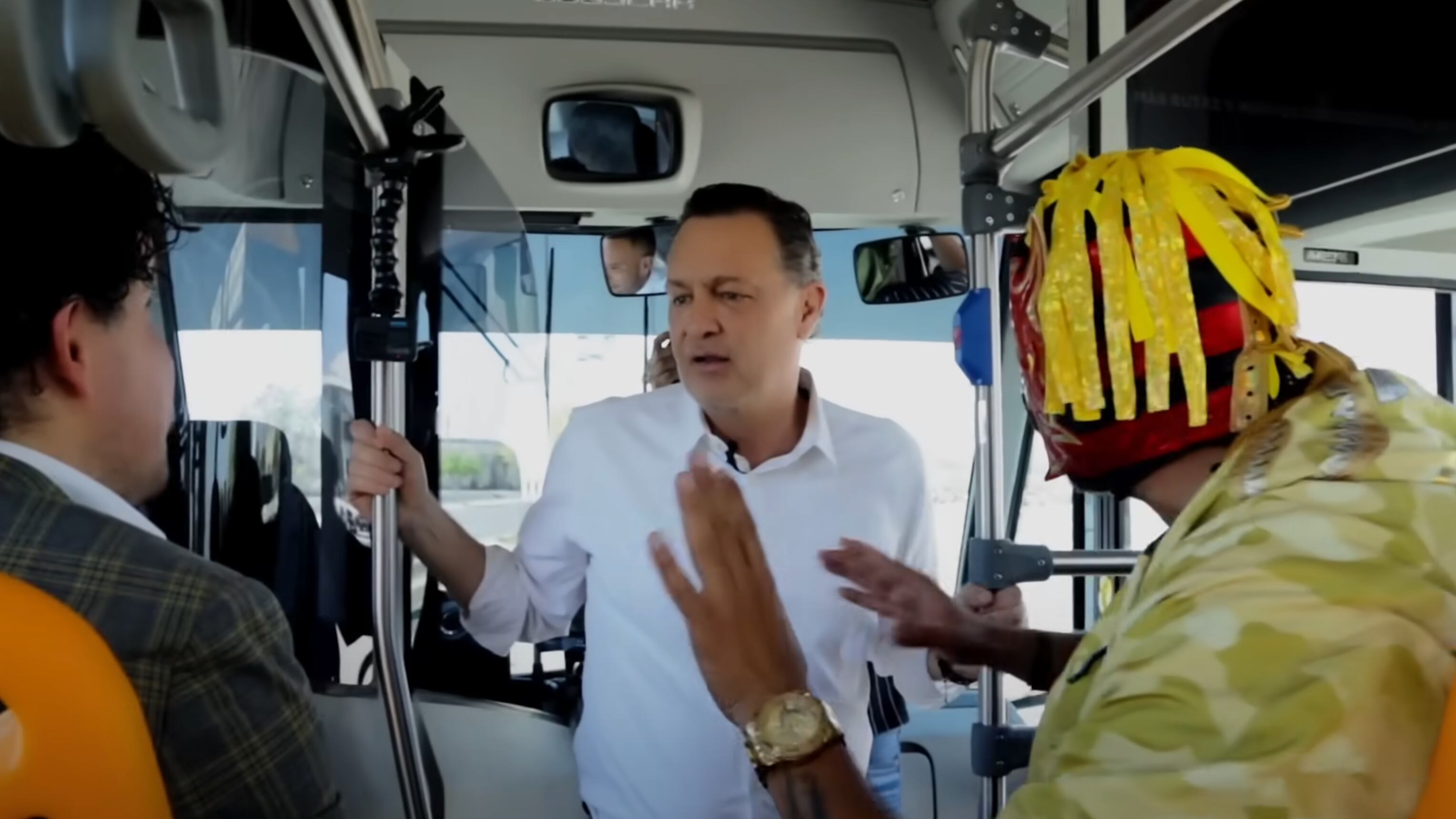 El Escorpión Dorado no le pierde y ahora se codea con un gobernador del PAN en video