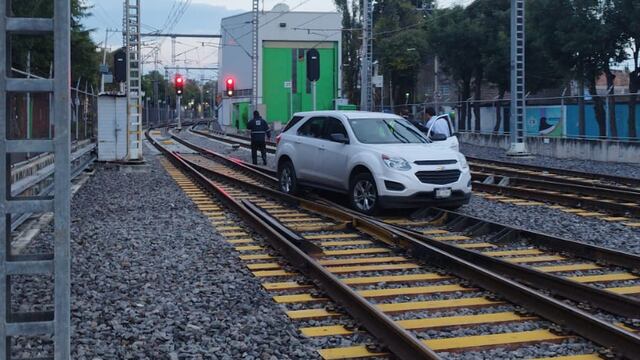 Tren Ligero suspendido por auto atorado en vías
