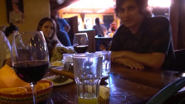 Yuya amamantando a Mar, junto a Siddhartha.