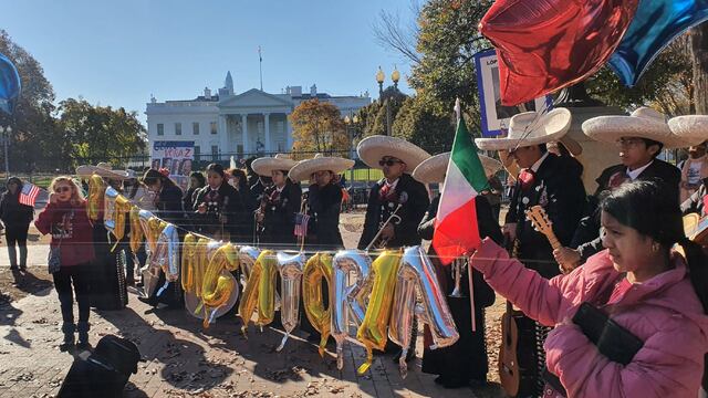 Con mariachis piden a AMLO abogar por reforma migratoria en Estados Unidos