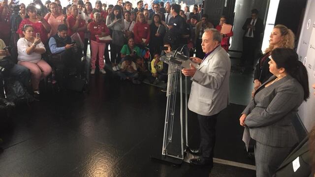 Carlos León Miranda, padre biológico de Hugo Alberto Wallace, ofreció una conferencia en el Senado.