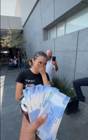 Chica acepta raparse por 14 mil pesos