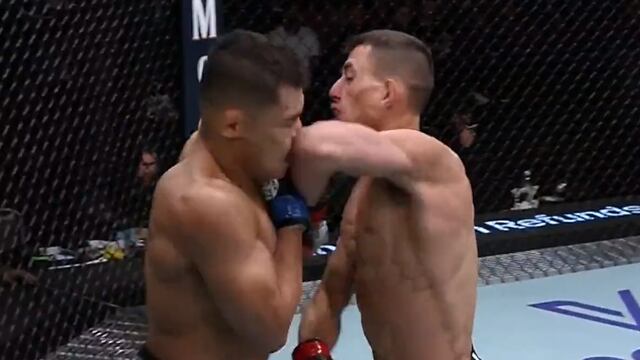 El Loco Torres aplica tremendo codazo