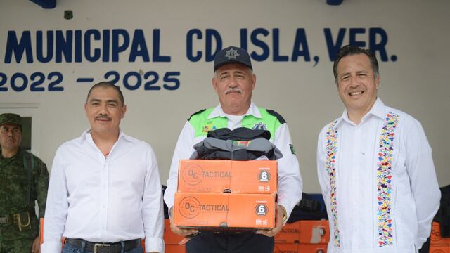 Cuitláhuac García entrega equipamiento a policías de Isla