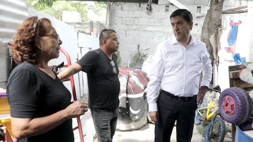 Felipe Canales entrega apoyo a familia afectada por incendio en Escobedo