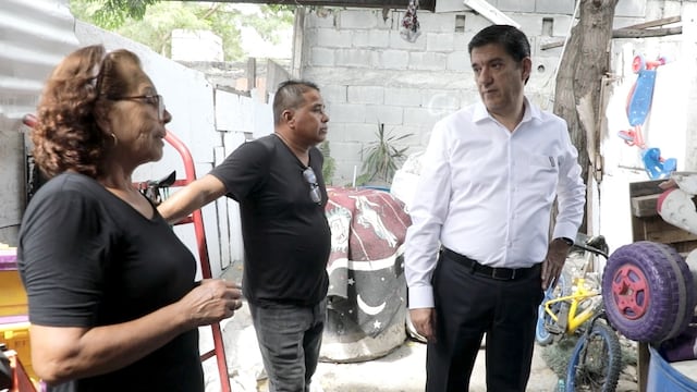 El secretario de Ayuntamiento, Felipe Canales Rodríguez acudió al domicilio para hacer entrega del apoyo en especie.