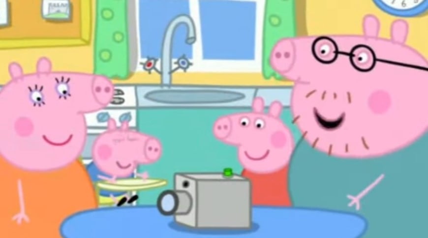 Peppa Pig y Papá Cerdito juegan con una cámara de video