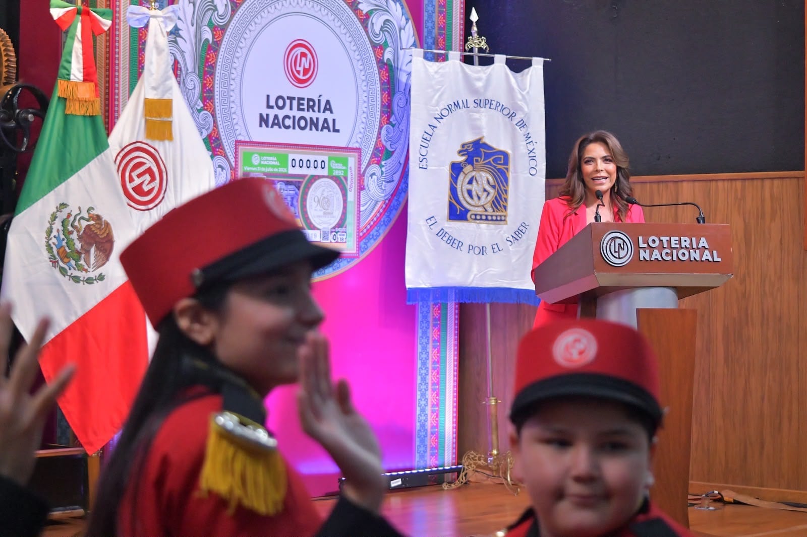 LOTENAL presentó un billete conmemorativo por el 90 aniversario de la Escuela Normal Superior de México.