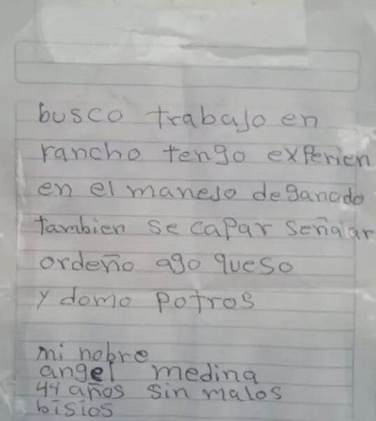 Hombre escribe CV a mano para conseguir trabajo