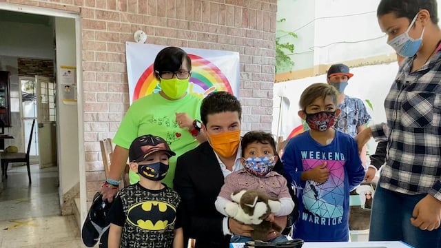 Samuel García con niños con cáncer