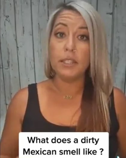 Mujer racista critica olor de los mexicanos