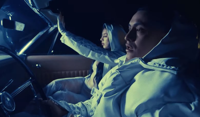 Alemán y su novia Akasha.