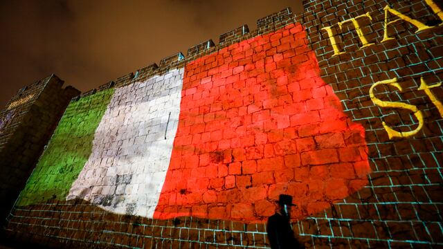 Poyección de la bandera de Italia en los muros de la Vieja Jerusalén, como mensaje de apoyo a dicho país.
