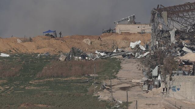 Tropas israelíes en posición mientras el humo se eleva sobre el campo de refugiados de Buraij, en el centro de la Franja de Gaza