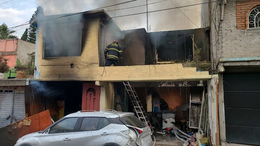 Iztapalapa: incendio deja un muerto y un herido; lo provocó una veladora