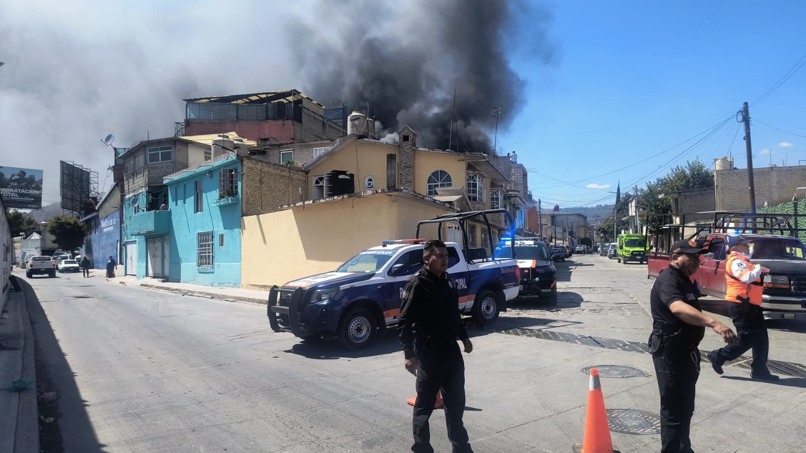 Bomberos de Ecatepec y municipios vecinos controlando incendio en fábrica de colchones