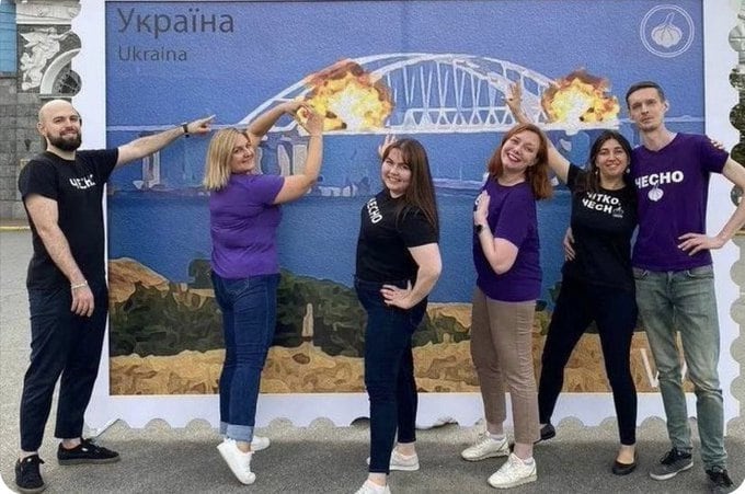 Ucranianos festejan atentado en Puente de Crimea