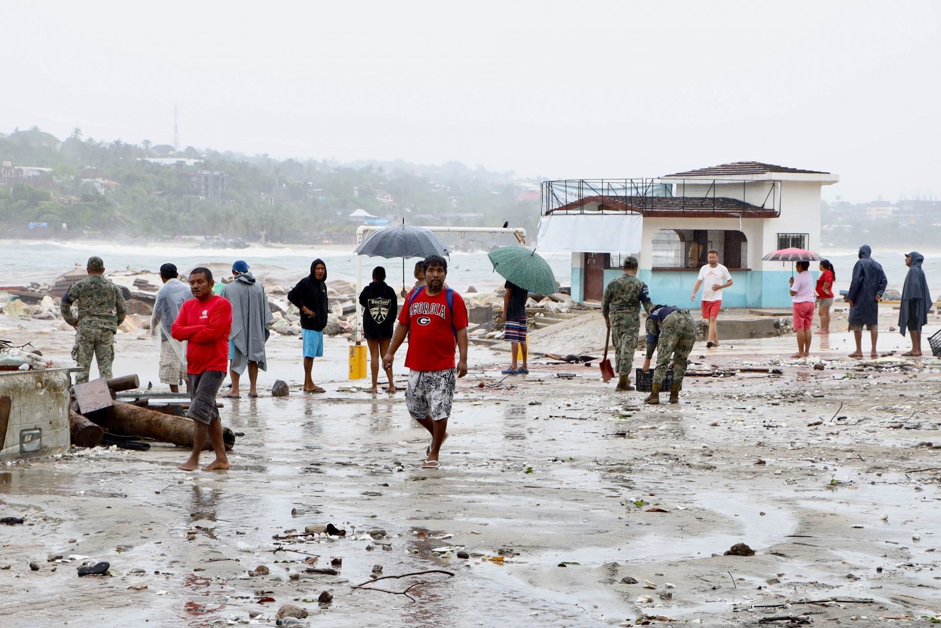 Huracán Erick se convirtió en ciclón tropical pero seguirá generando lluvias torrenciales