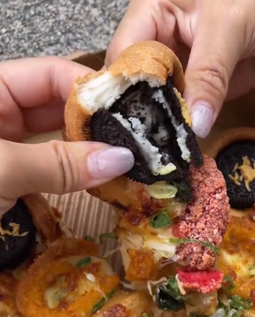 Pizza con galletas Oreo, pollo frito y trozos de calamar