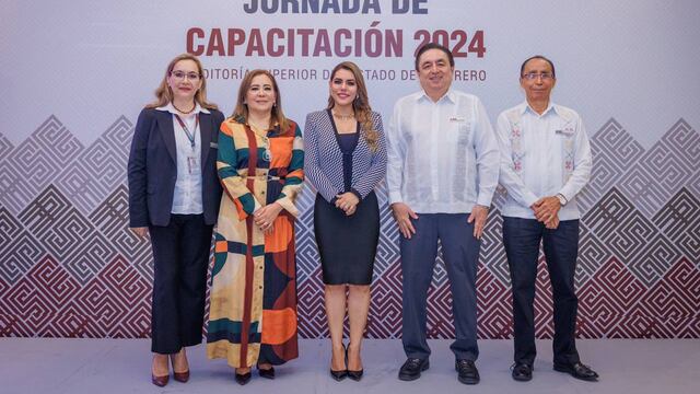 Evelyn Salgado, gobernadora de Guerrero, al centro