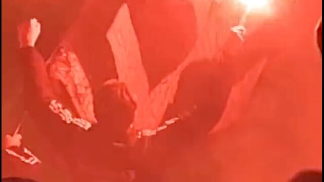 Futbolista se va con la barra tras ser expulsado