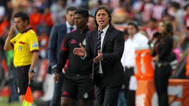 Almeyda motiva a sus pupilos desde la banca.