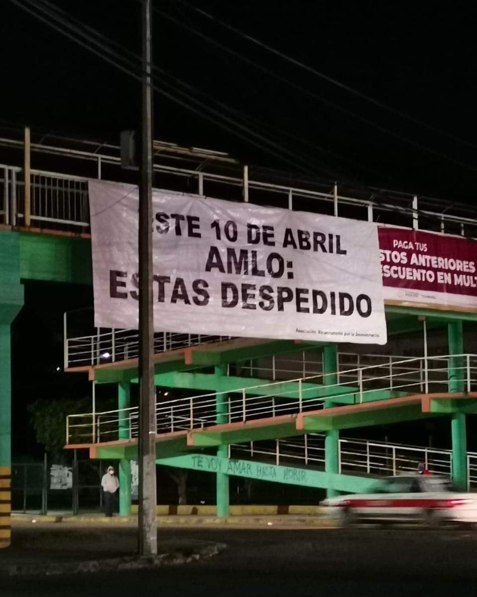 Manta contra AMLO en revocación de mandato
