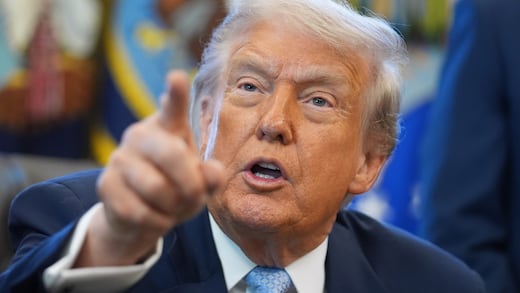 Donald Trump suspende trámites de asilo; en Estados Unidos “no queremos a esa gente”