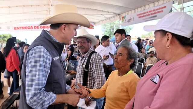 Esteban Villegas entrega apoyos sociales a familias en Guadalupe Victoria.