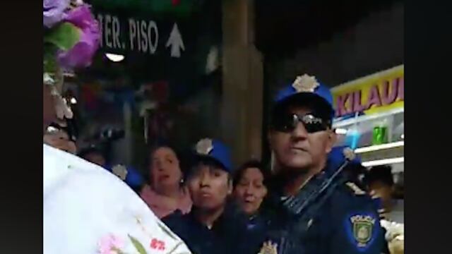 Policías que intentaron llevarse la mercancía de Lady Tacos de Canasta