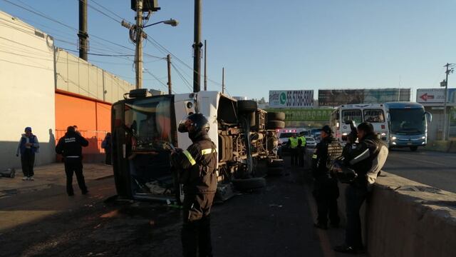 Volcadura del camión en autopista México-Pachuca.