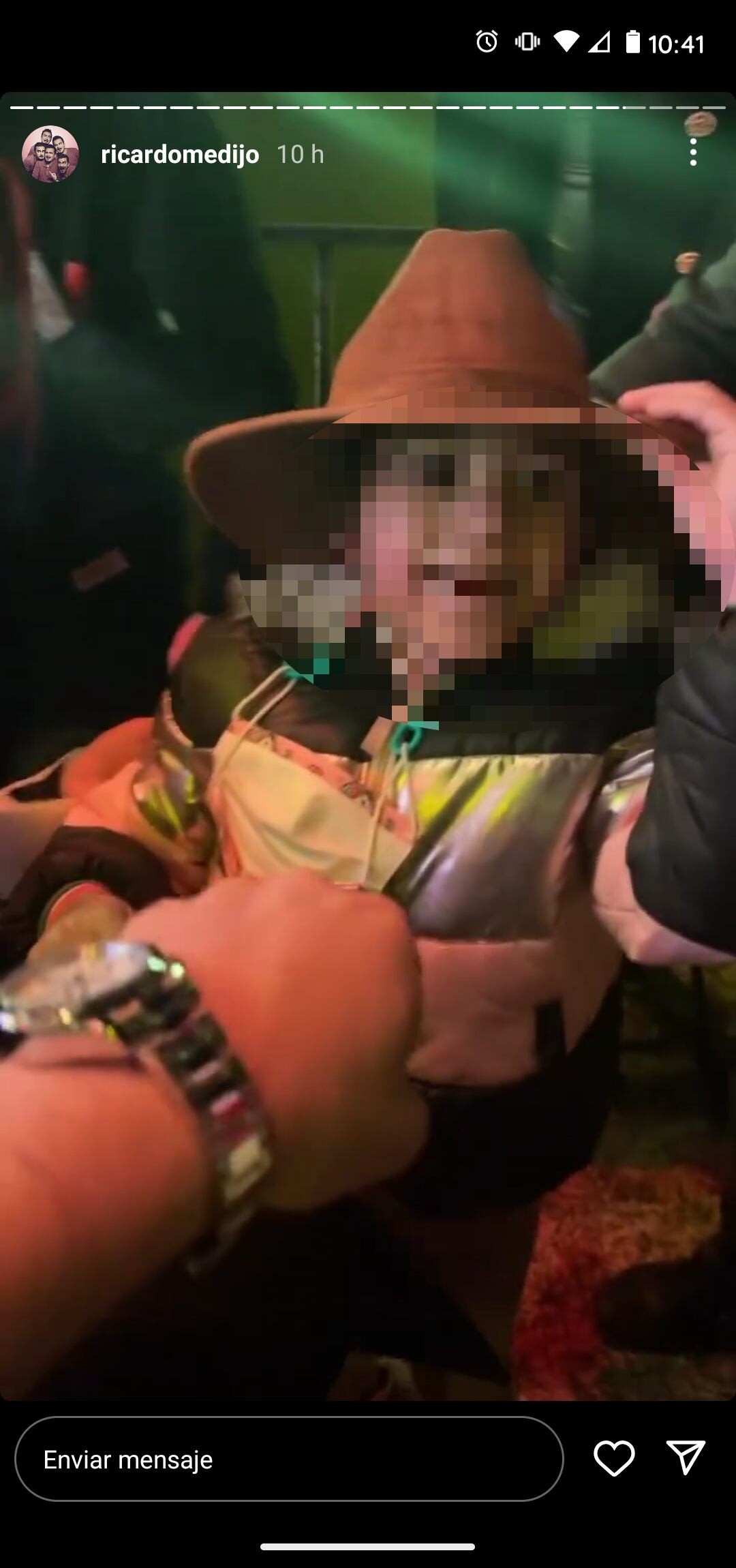 Christian Nodal regala sombrero a niña